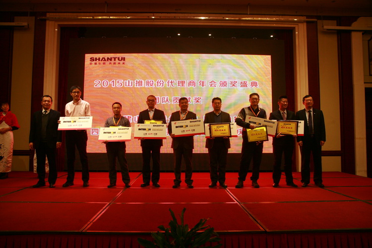 河南山推總經(jīng)理劉占民參加2014年度山推年會