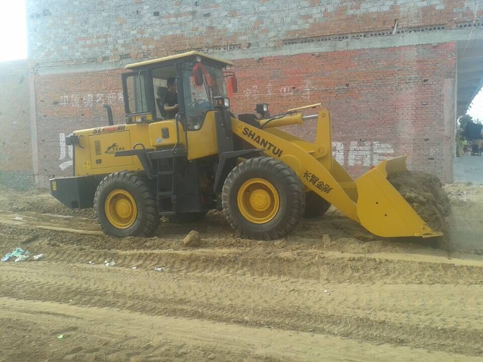 南陽客戶現(xiàn)場操作山推裝載機(jī)
