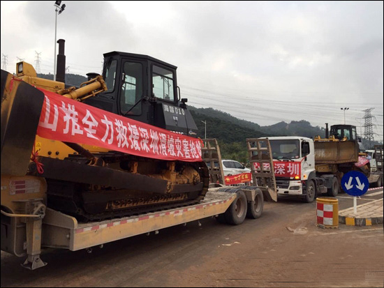 山推緊急調(diào)度數(shù)臺(tái)中大馬力推土機(jī)前往深圳山體滑坡災(zāi)區(qū)