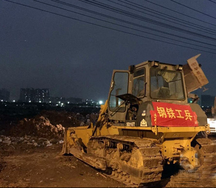 山推緊急調(diào)度數(shù)臺(tái)中大馬力推土機(jī)前往深圳山體滑坡災(zāi)區(qū)