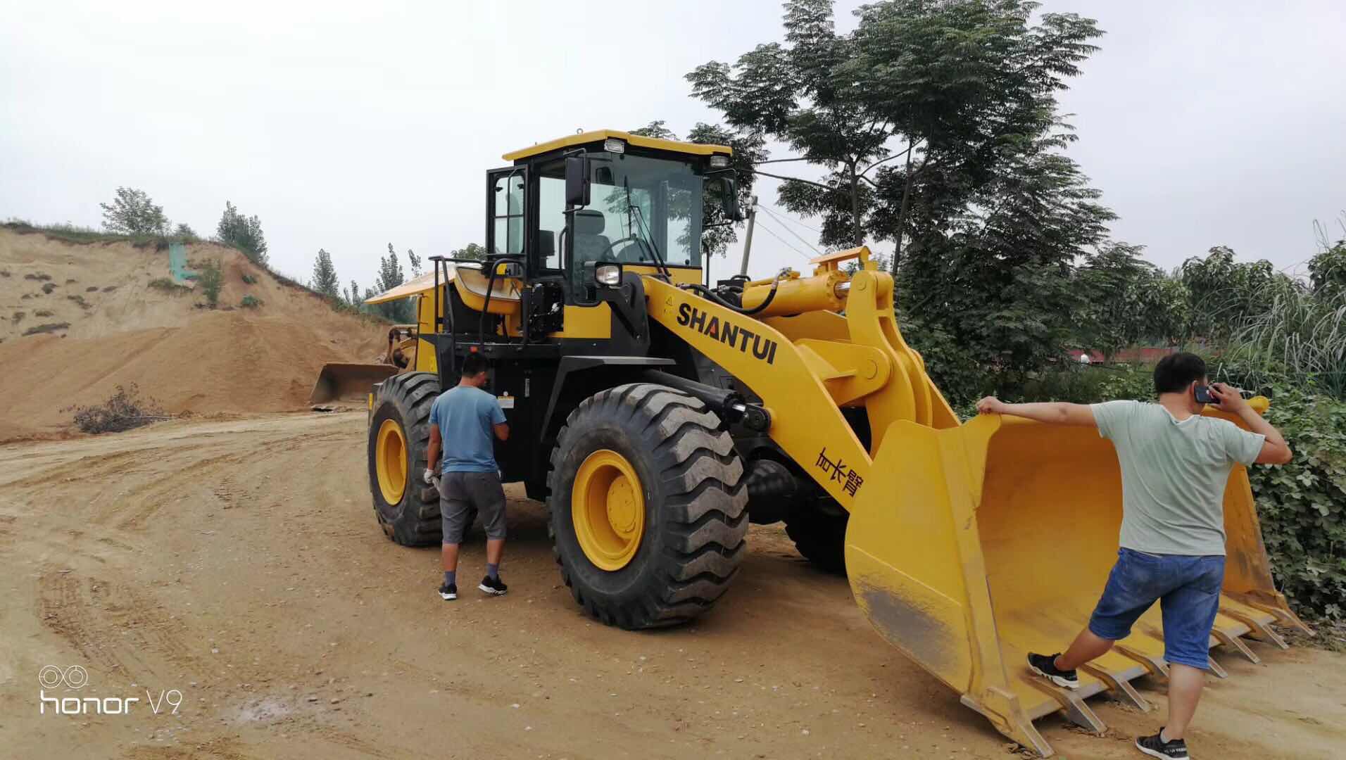 山推56H裝載機(jī)交車客戶
