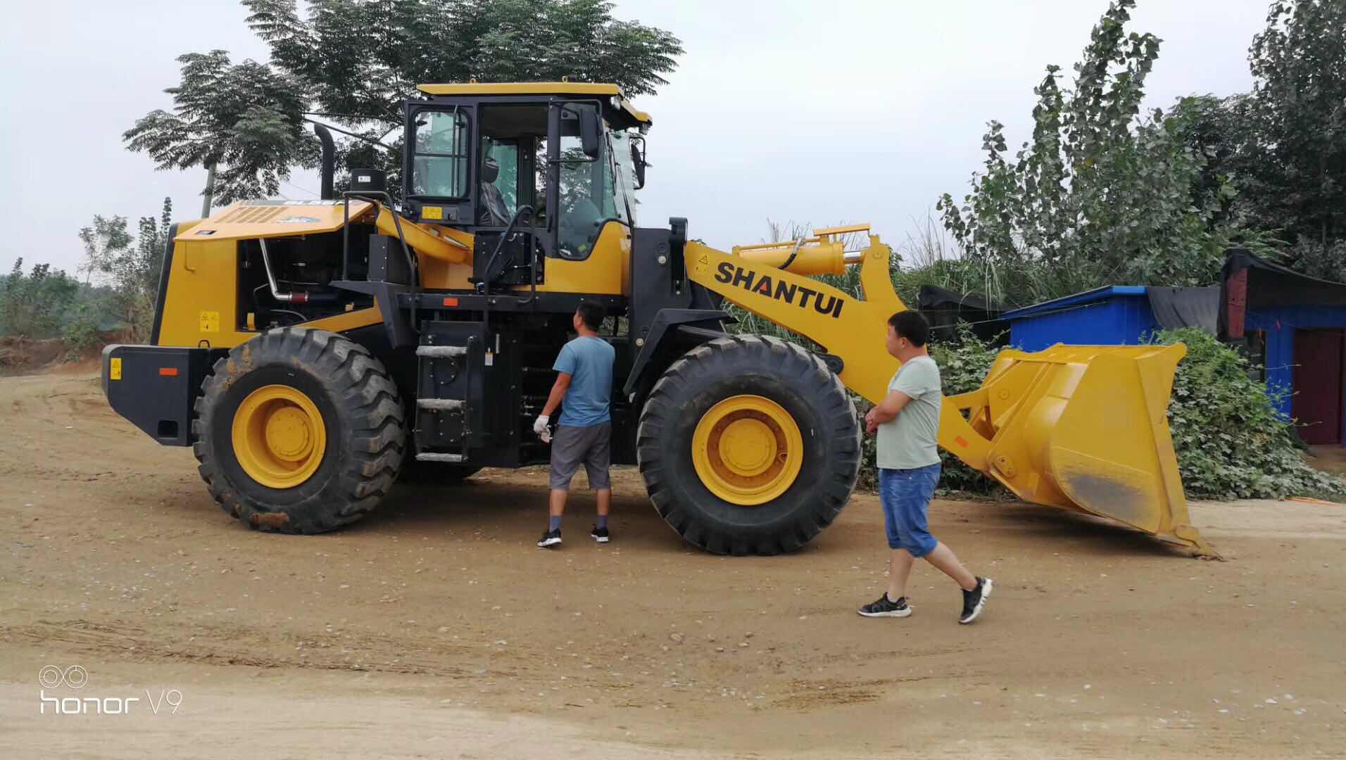 新交車的山推裝載機(jī)