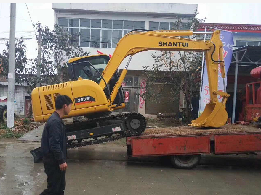 新車(chē)交車(chē)客戶(hù) 山推SE75挖掘機(jī)