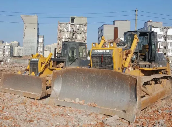 左邊是160型推土機，右邊是320型推土機