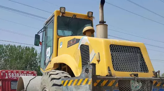 “順手”買的山推壓路機