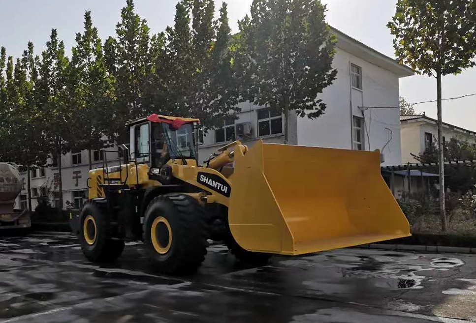 山推加長(zhǎng)臂煤炭型裝載機(jī)交車(chē)客戶