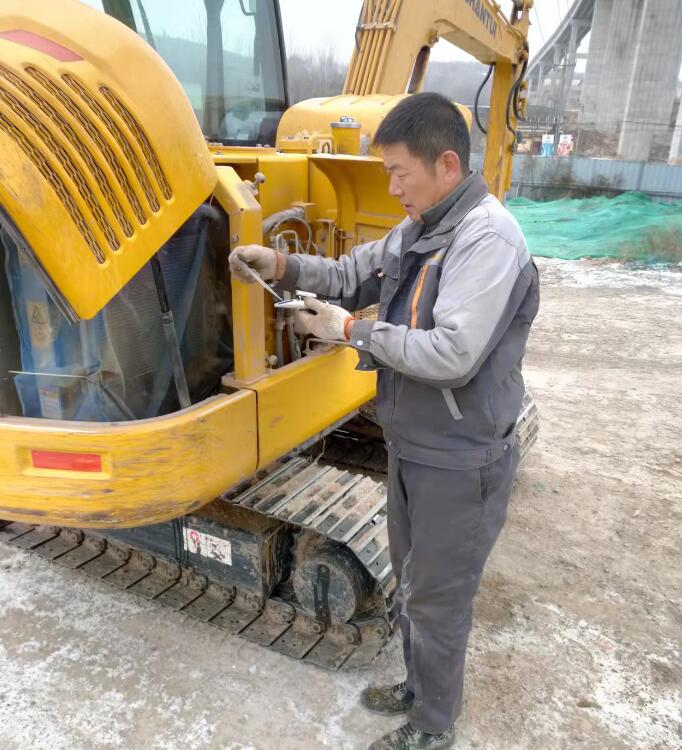 河南山推服務(wù)小組現(xiàn)場(chǎng)檢查車輛