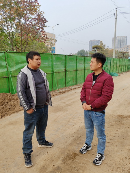 河南山推工作人員和客戶(hù)王老板交談